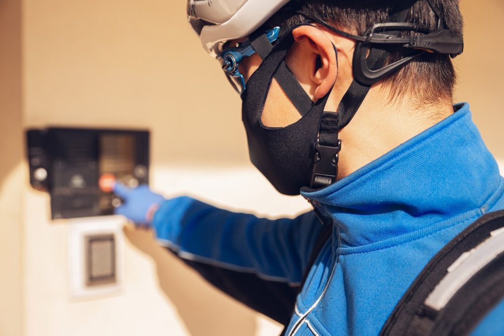 فني خبير باكستاني في الكويت