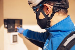 فني خبير باكستاني في الكويت